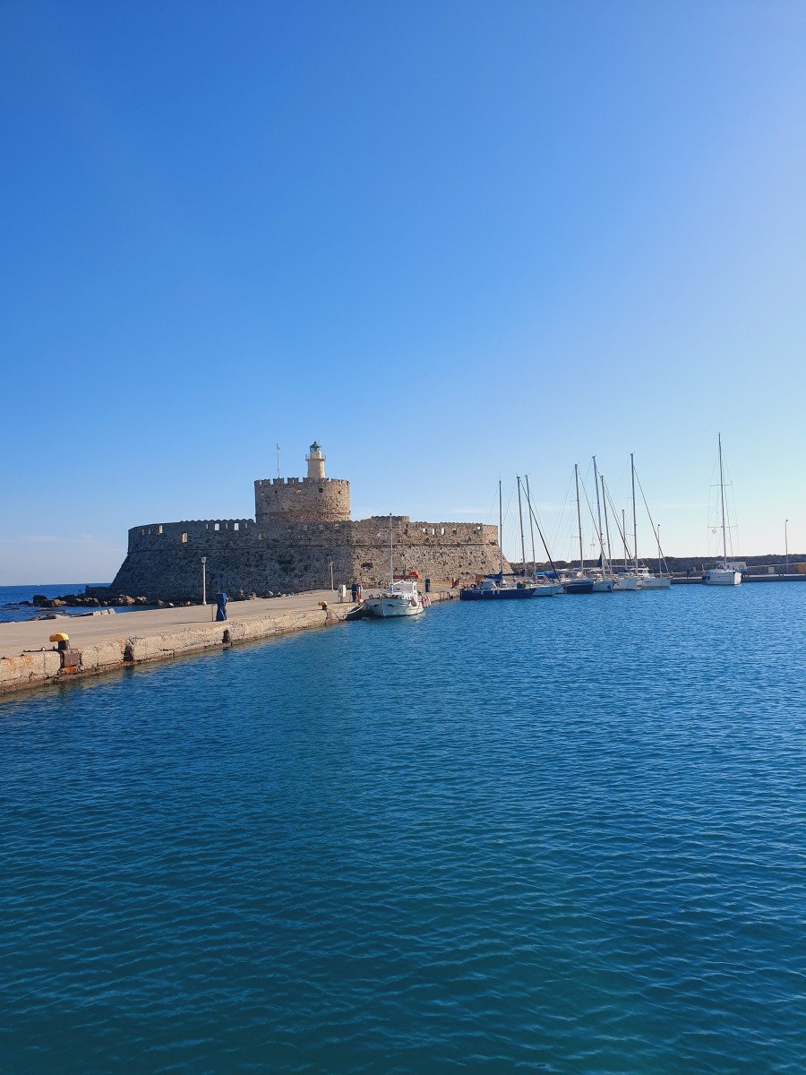 Godere della bellezza naturale e culturale della regione in un viaggio in barca a vela