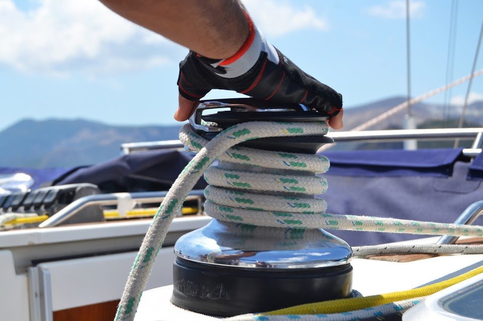 Eolie in barca a vela: Natura, divertimento e sapori con cuoca a bordo.