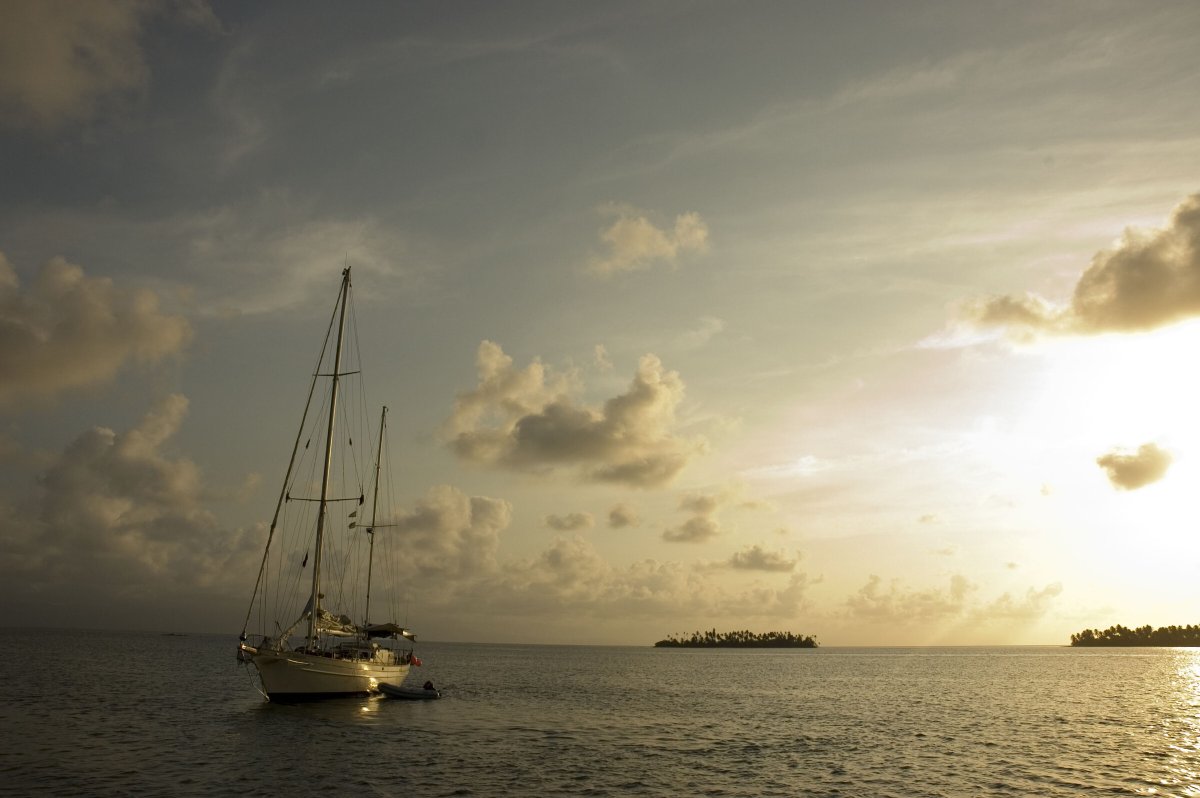 Explore the charm of the Caribbean in a sailboat excursion