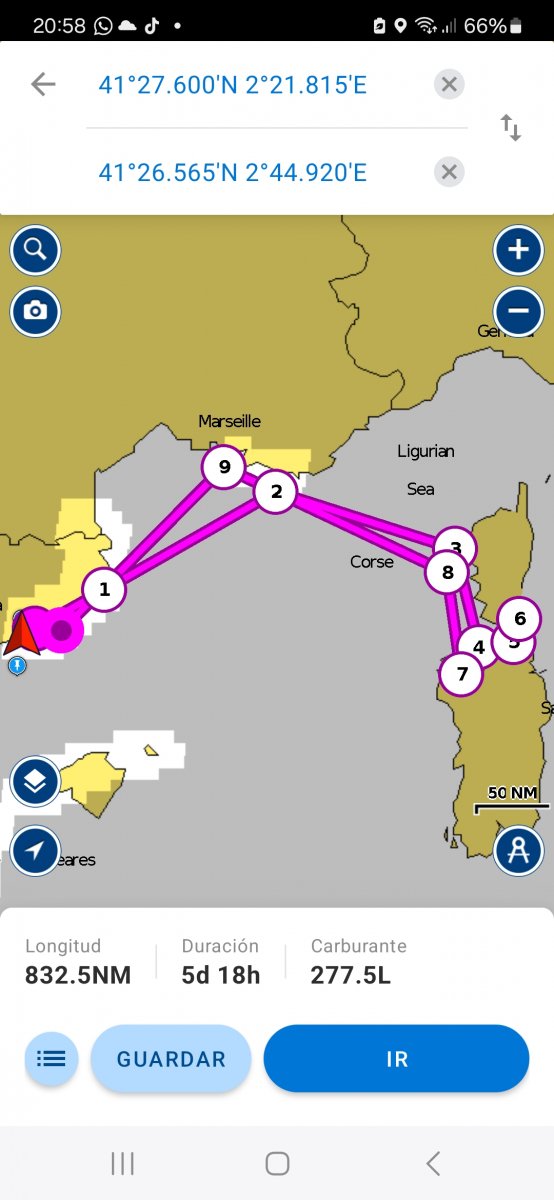 Die Meeresgewässer im Bonifacio-Strom vom Segelboot aus gesehen