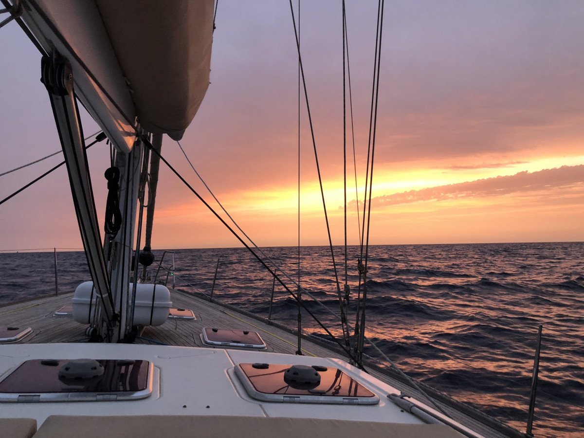 Viaje en barco y prácticas de navegación en un velero de gran tamaño