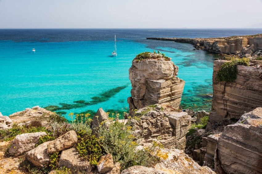 Barco de vela entre las islas de Cerdeña y Sicilia durante el Ferragosto