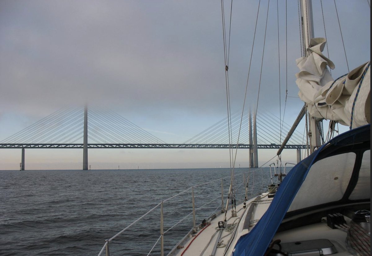 Barco de navegación en el mar Báltico
