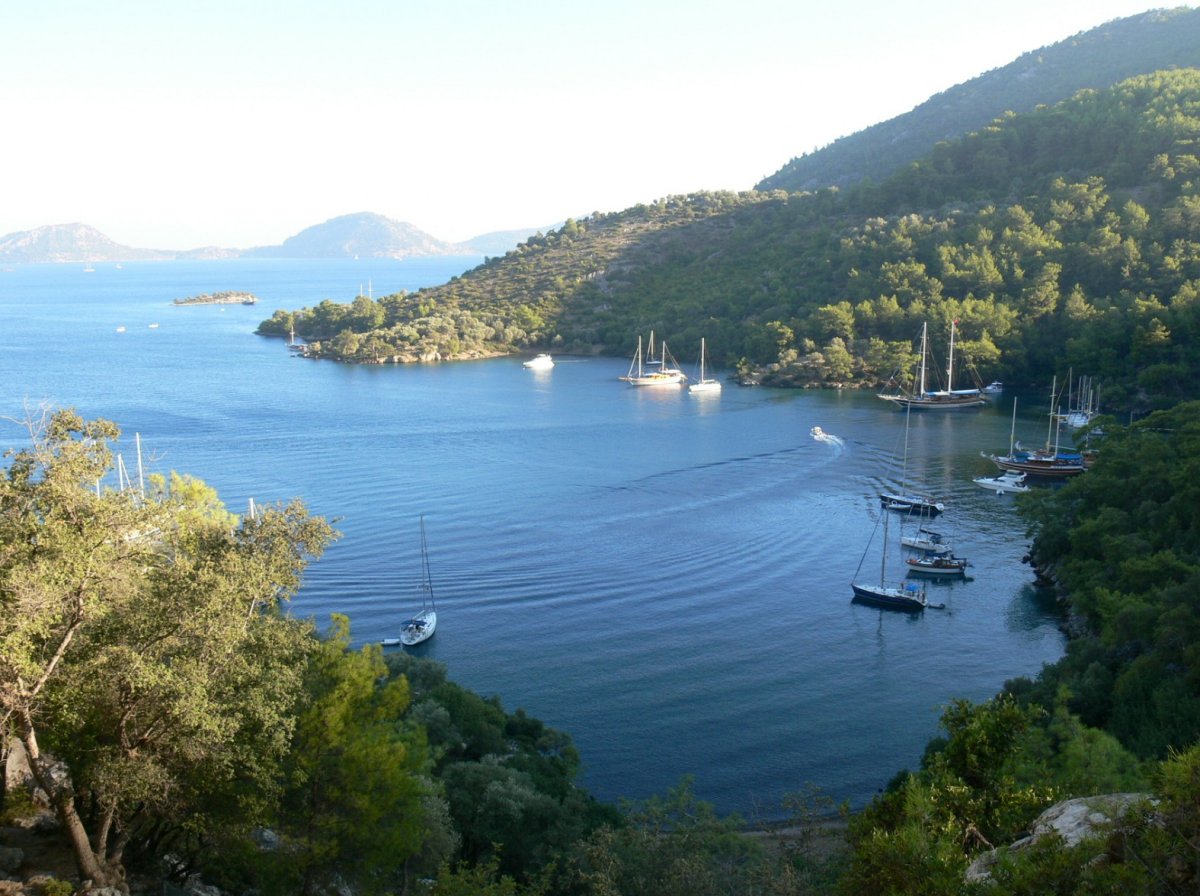 Naviga nelle acque cristalline del Mediterraneo