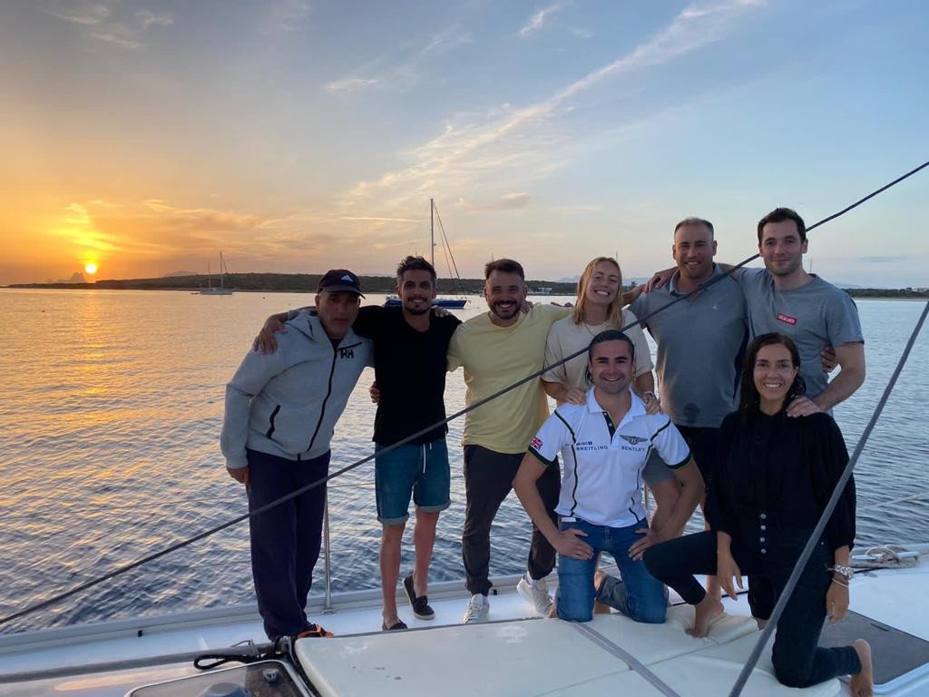 I partecipanti esercitano la navigazione in mare durante la pratica per Skipper e Capitani di Yacht