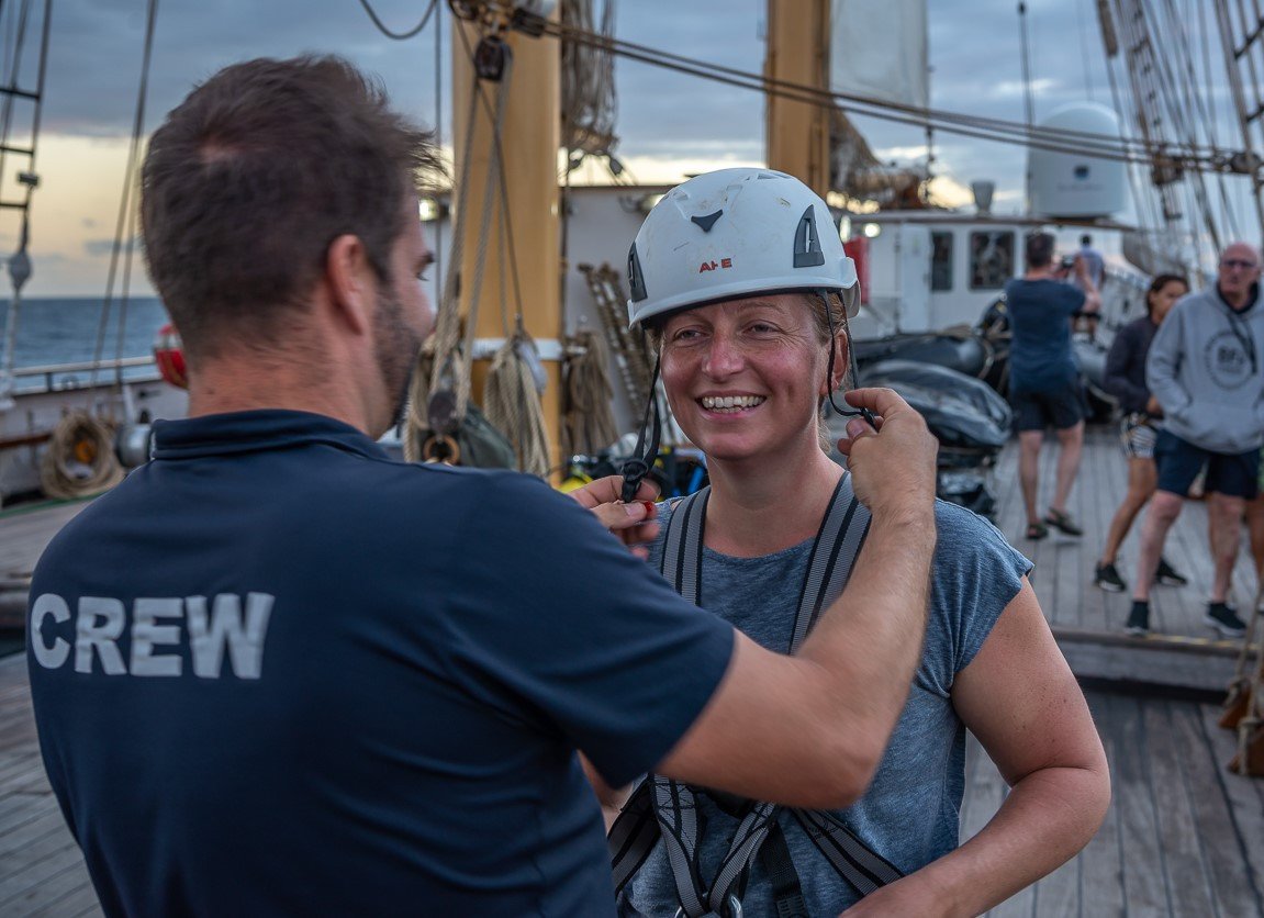 Segeln an der Algarve-Küste auf einem großen Schiff
