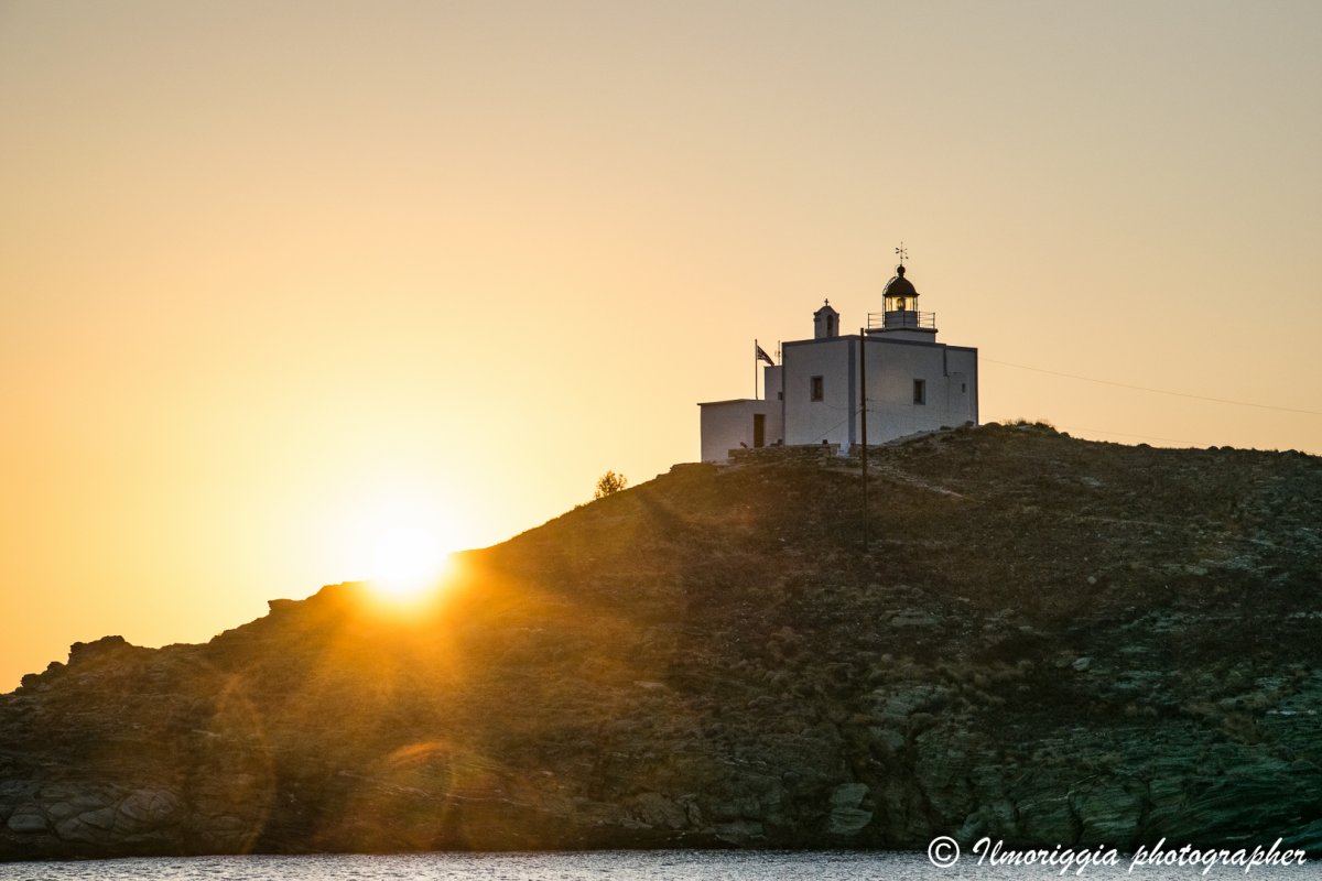 Explora las aguas azules de las Cícladas en un catamarán