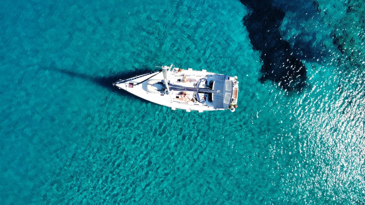 A vela da Milos a Mykonos, alla scoperta dell'Egeo con skipper e cucina di bordo