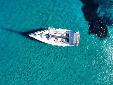 Sailing from Milos to Mykonos, discovering the Aegean with a skipper and onboard cuisine.