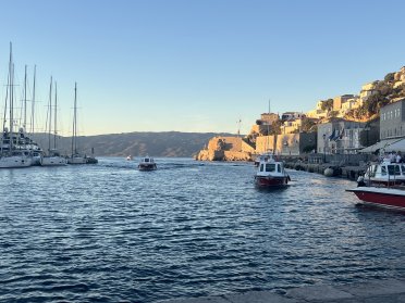 Griechische Kultur und Buchten auf einem Cat erkunden