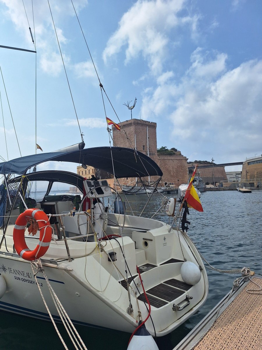 Navega por el Mediterráneo con nuestro velero