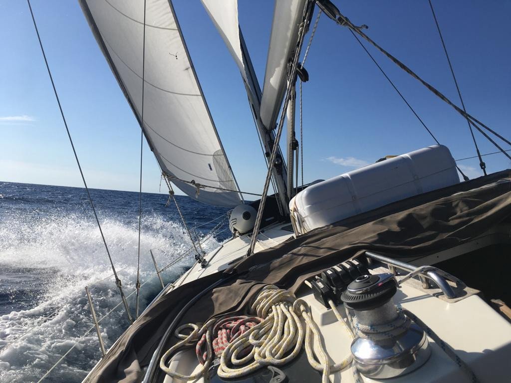 Disfrutando de la comida y el vino locales