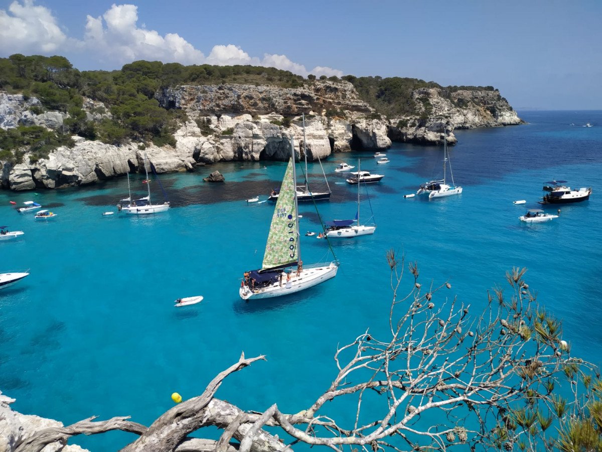 Navegando por la costa de Menorca en velero