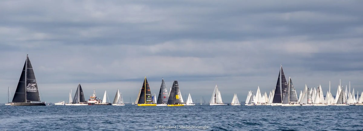 Equipo de navegación participando en la Barcolana