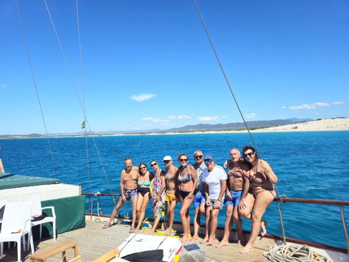Bootsausflug durch das Meer Sardiniens mit traditioneller Küche