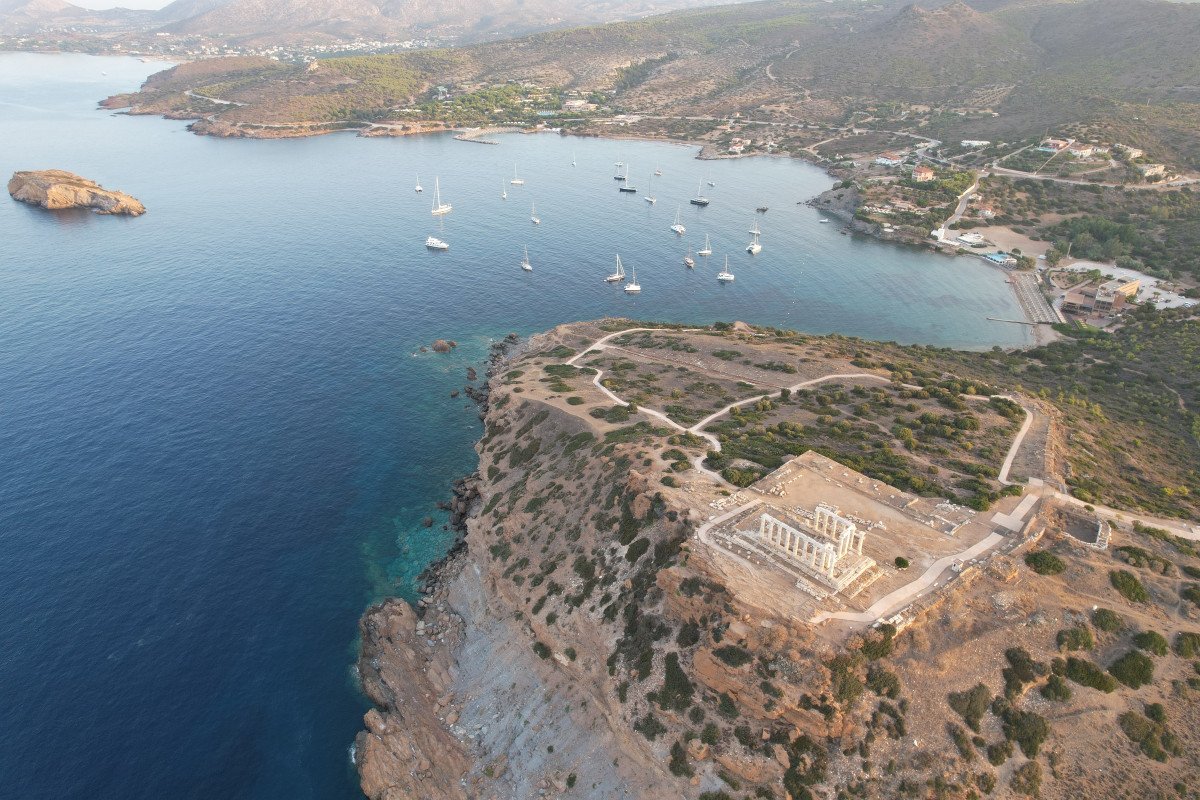 Explorar la hermosa costa de Grecia en un viaje en barco