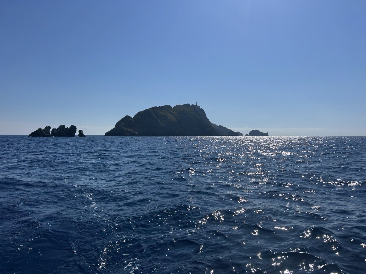 Learn navigation under the sun of the sea.