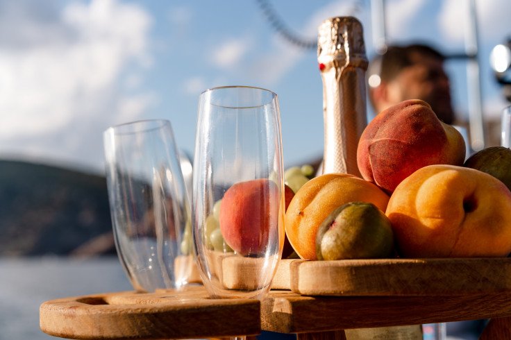 Aperitivo romántico en barco con fruta y champagne para brindar