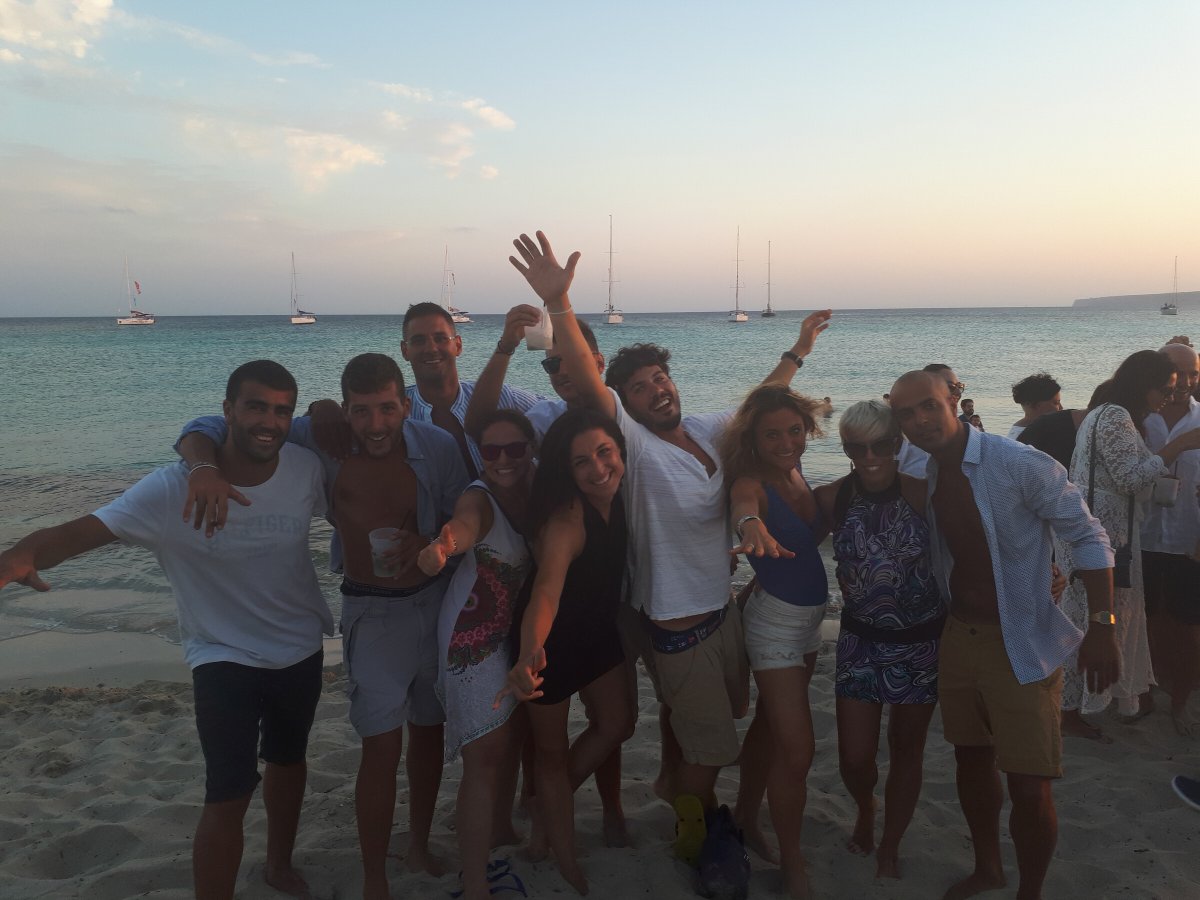 Katamaranflotte, Singles, die Ibiza und Formentera genießen.