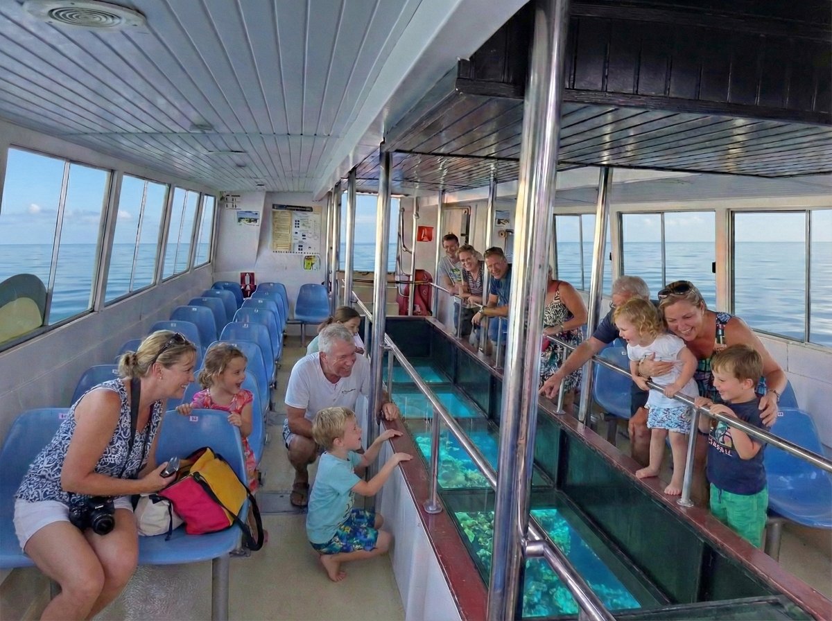 Excursión en barco transparente en Roquetas de Mar