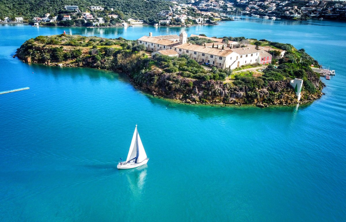 Learn boat navigation on Bavaria 36 with our classes from 210€ in Mahon