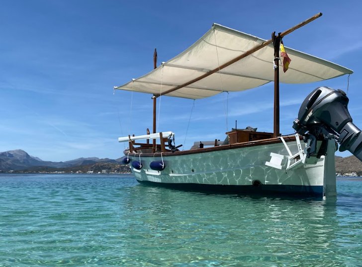 Disfruta de la vista panorámica de la costa de Mallorca desde nuestro barco