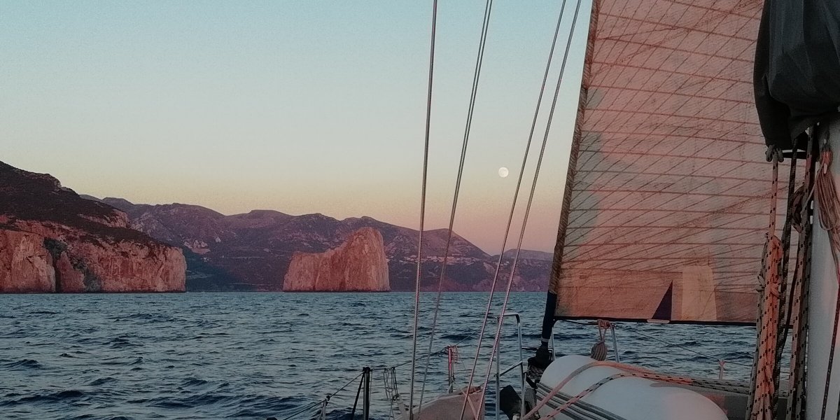 Goditi la bellezza naturale della Sardegna dal mare.