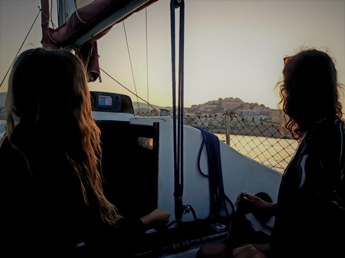 Una vista aérea de un velero en Peñíscola