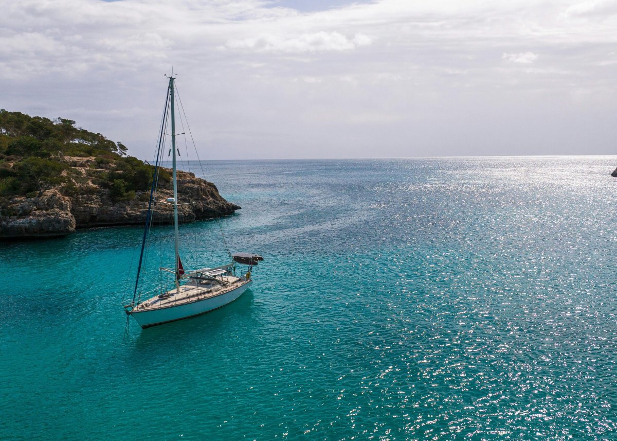 Yacht a vela nel Delta dell'Ebro, Spagna