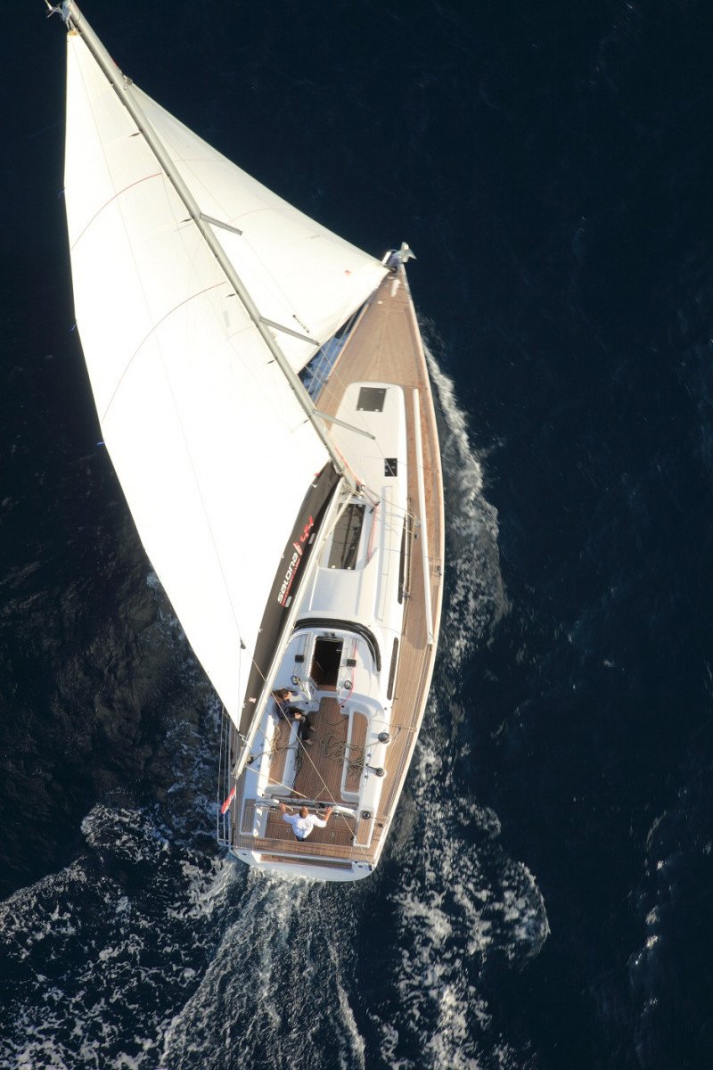 Vista aerea di barca a vela