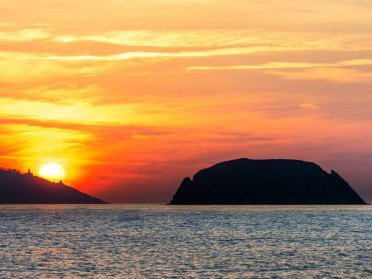 Eclissi lunare al tramonto su una barca a vela da Getxo