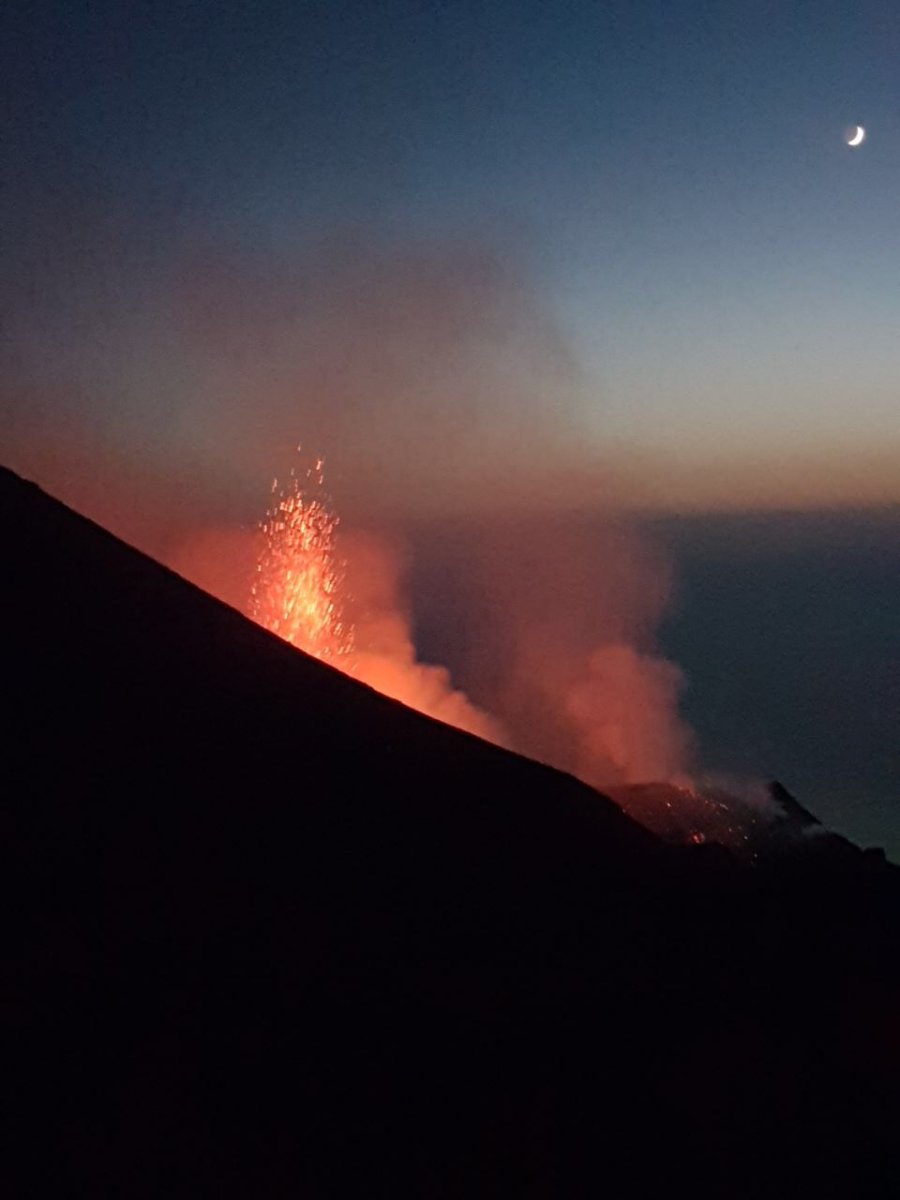 Una vista aerea delle isole Eolie, con barche a vela che solcano le sue acque
