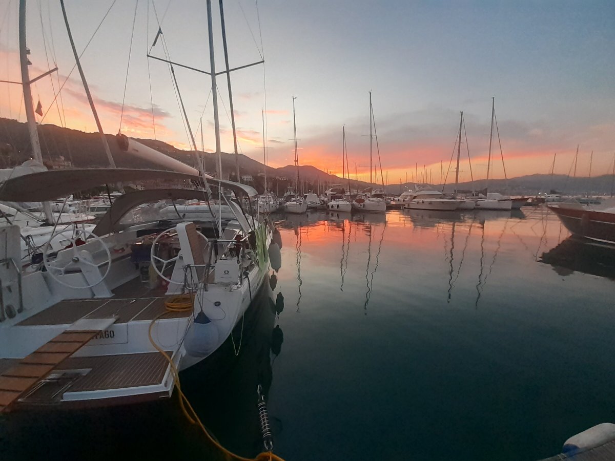 Navega por las aguas de las Islas Flégreas en un crucero