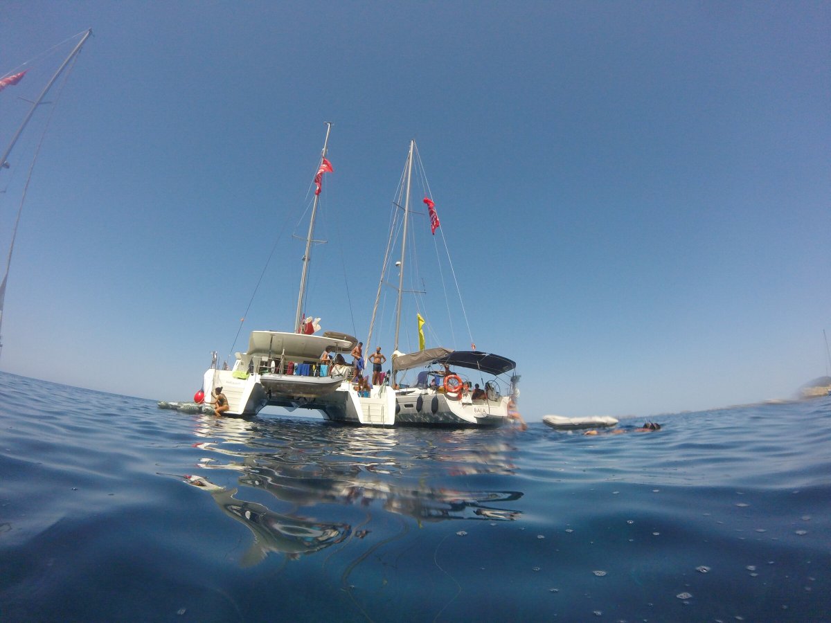 Katamaran auf Formentera, genieße das Nachtleben.