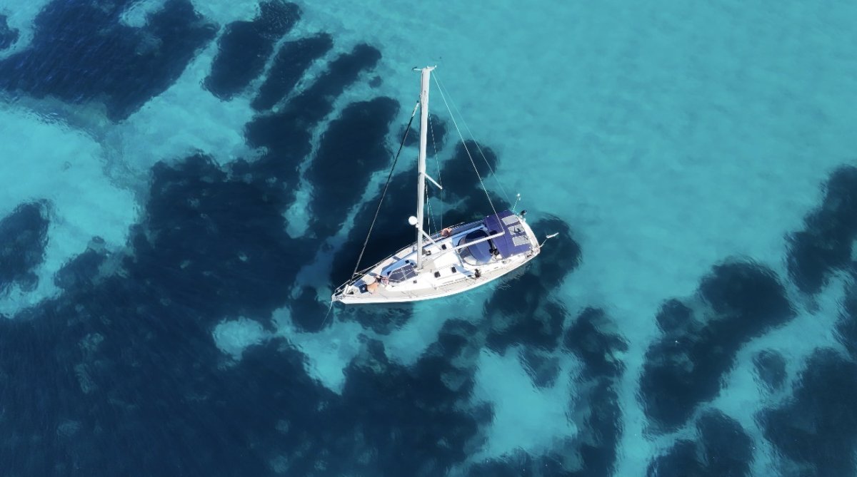 Naviga nel Mediterraneo da Valencia verso Ibiza.