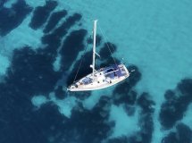 Navega por el Mediterráneo desde Valencia hacia Ibiza.