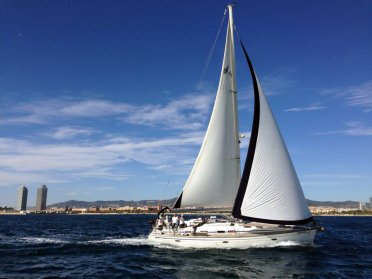 2 to 4 hour sailing trips along the Barcelona Skyline
