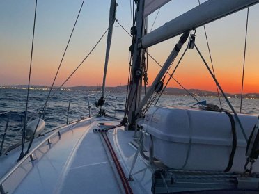 Sonnenuntergang vom Meer entlang der Küste von Barcelona für 3 Stunden