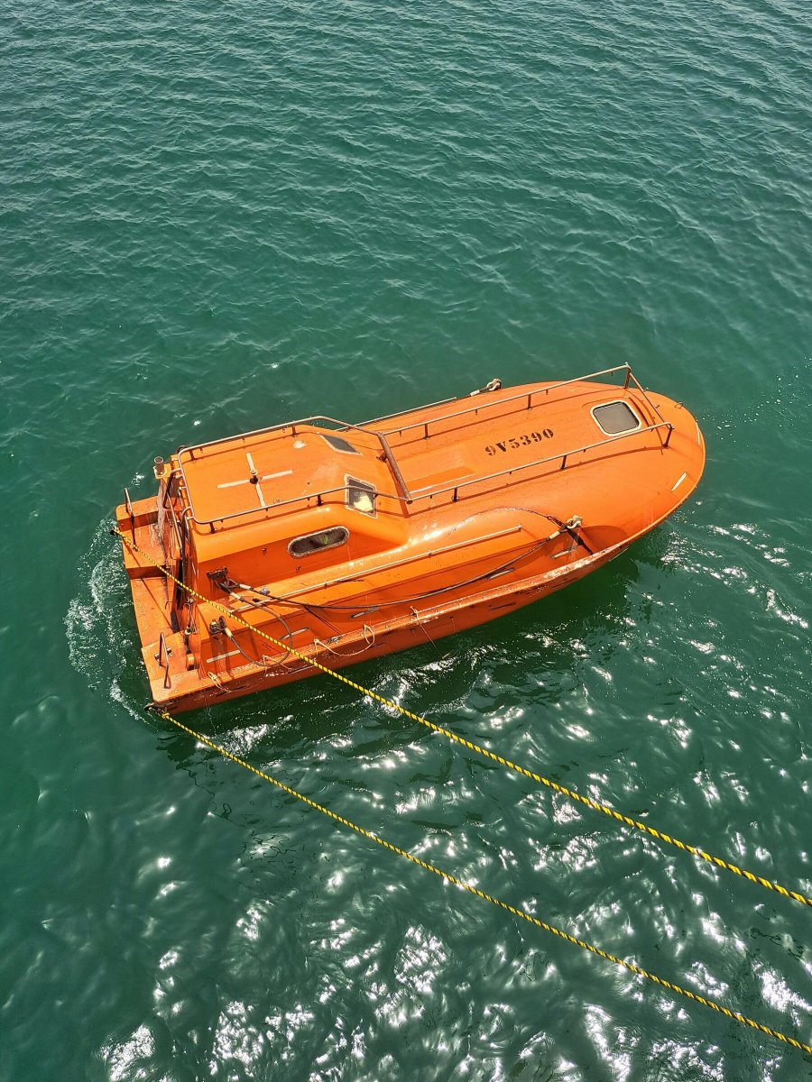 Aprende a Manejar Botes de Rescate no Rápidos y Embarcaciones de Supervivencia en Valencia