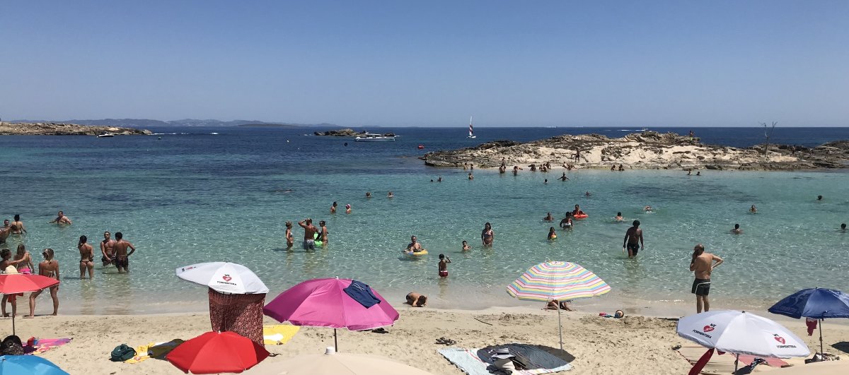 Equipo de navegación en la cubierta del velero