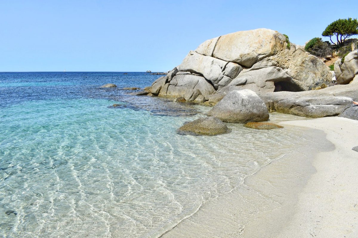 Navegando en aguas del Mediterráneo con vistas a las costas de Cerdeña y Córcega