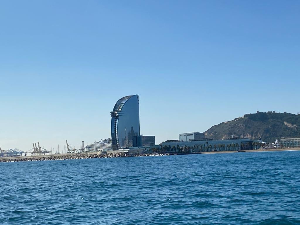 Vista aerea di una barca a vela in mare vicino a Barcellona