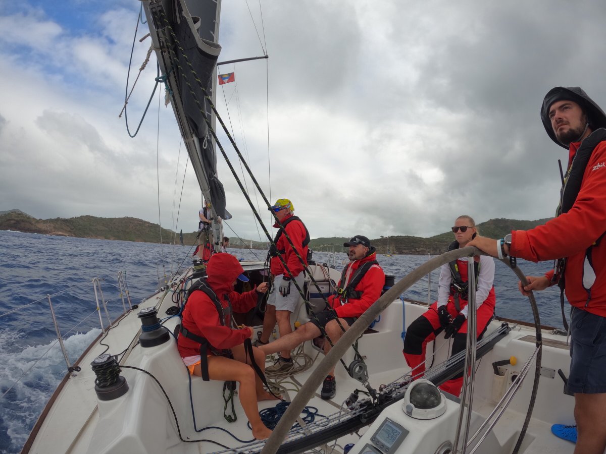 La regata inizia e termina ad Antigua, coprendo una distanza totale di 600 miglia nautiche.
