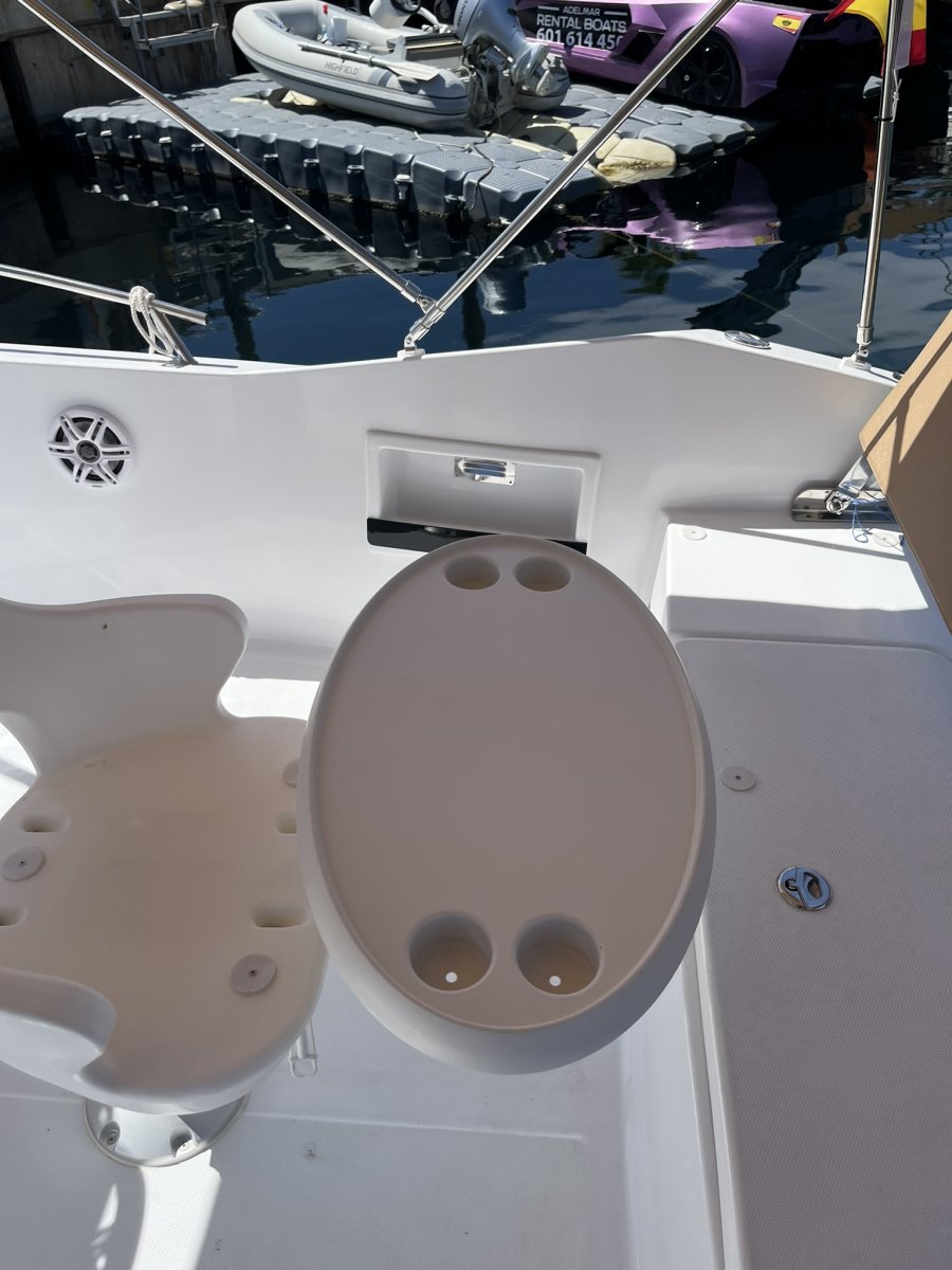 Explora las aguas de Torrevieja en el Alquiler de Barco Astilux