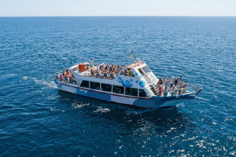 Paseo en barco turístico con fondo de cristal en Roquetas de Mar