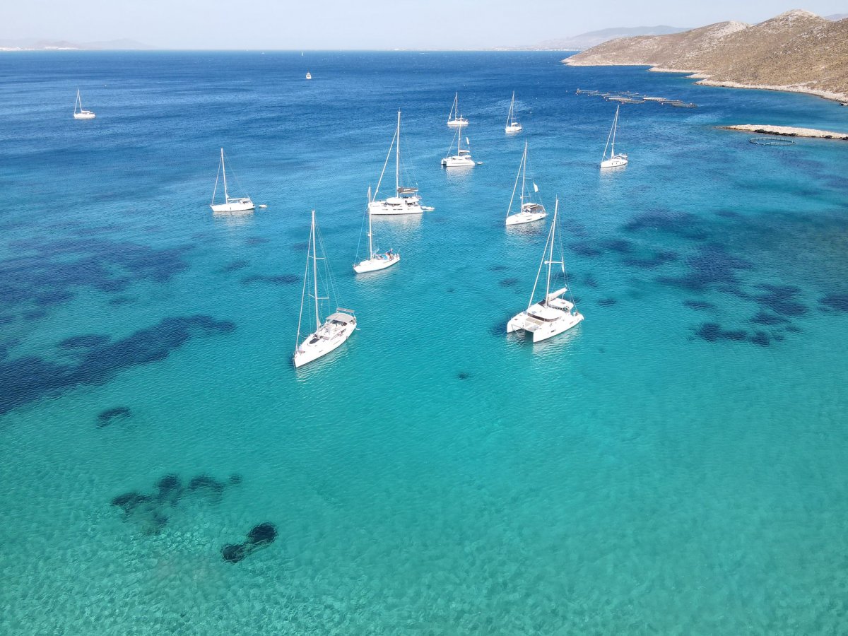 Explora las islas griegas en un emocionante viaje en catamaran