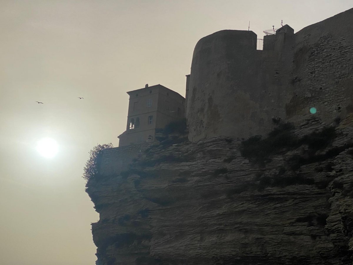 Le acque del mare nello Stretto di Bonifacio viste dalla barca a vela