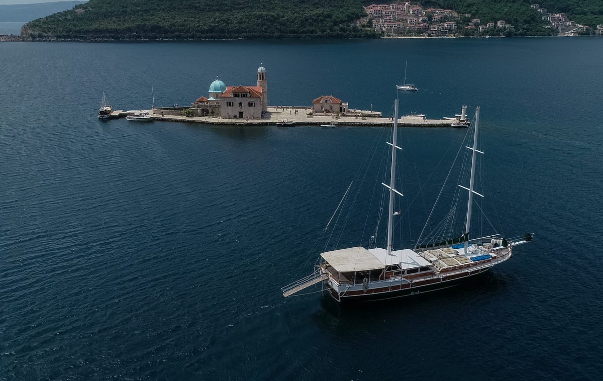 Viaje en barco por la costa montañesa y rocosa de Montenegro