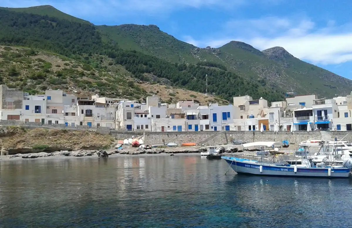Desde el mar, vista de las hermosas aguas del archipiélago de Maddalena, Cerdeña del Norte.