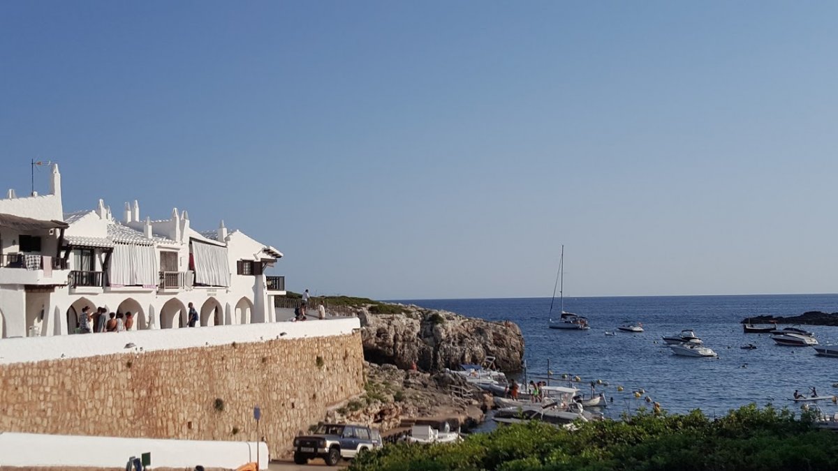 Explora las costas de Menorca en barco